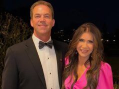 Christy Noem reagisce alla foto del seno finto del marito Brian Noem