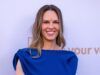 Hilary Swank rivela le più grandi lezioni della maternità a 48 anni