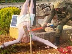 Soldati israeliani distruggono la statua di Gesù detenuto per 30 giorni