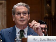 Gli Stati Uniti hanno imposto sanzioni alle raffinerie di petrolio con sede in Cina e a 40 spedizionieri che trasportano petrolio iraniano