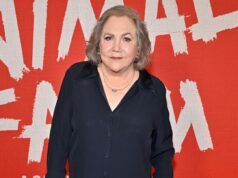 Kathleen Turner, 71 anni, fa una rara apparizione sul tappeto rosso