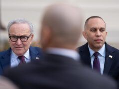 Jeffries e Schumer censurano l’ordine di voto per corrispondenza di Trump: “presa illegale del potere”