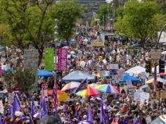 Le proteste di No King hanno colpito i repubblicani, con numeri enormi negli stati teatro di battaglia