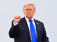 Gli indici di approvazione economica di Trump toccano il minimo storico: crollo dei sondaggi