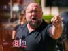 Alex Jones vuole “tagliare le esche” a Trump: “I cervelli non si surriscaldano”