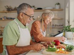 Alimentazione dopo i 60 anni: 10 abitudini che supportano un invecchiamento sano e l’indipendenza