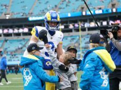 Matthew Stafford, quarterback di Rams, è impegnato ad allenare il flag football tra le giocate di Ty Simpson.