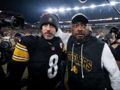 L’ex HC degli Steelers Mike Tomlin predice Aaron Rodgers durante il suo debutto nella NBC