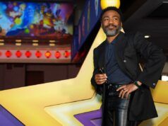 Donald Glover lancia il primo tiro nella Yoshi Bobblehead Night dei Dodgers