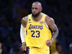 LeBron James reagisce allo storico passaggio a Brony James nella vittoria dei Rockets