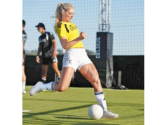 La star delle Olimpiadi invernali Jutta Leerdam mostra le sue abilità calcistiche