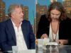 Russell Brand viene arrostito dopo aver faticato a trovare passaggi della Bibbia durante l’imbarazzante intervista a Piers Morgan