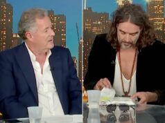 Russell Brand viene arrostito dopo aver faticato a trovare passaggi della Bibbia durante l’imbarazzante intervista a Piers Morgan