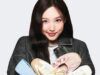L’idolo del K-Pop Nayeon due volte nella campagna primaverile di Vivaya: acquista i suoi plettri di scarpe