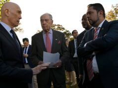 I senatori bipartisan presentano un disegno di legge per allentare l’embargo petrolifero russo contro Trump