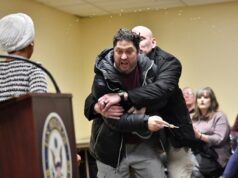 L’uomo accusato di aver spruzzato Omar con aceto di mele intende dichiararsi colpevole